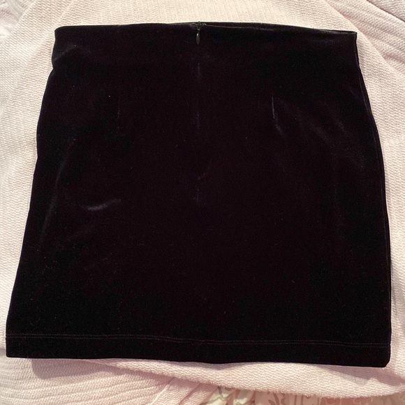 Forever 21 Women’s Small Black Velvet Mini Skirt - Picture 4 of 6